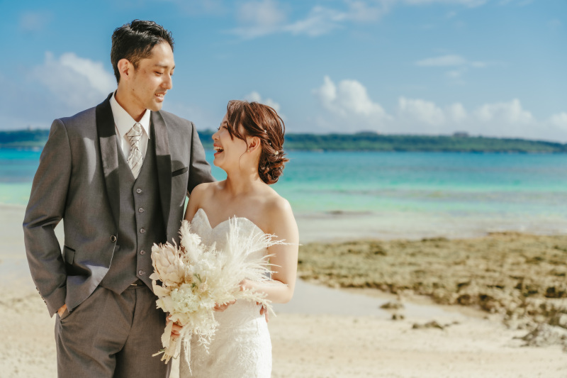 幸せな気持ちが思わず表情に現れる幸せな姿