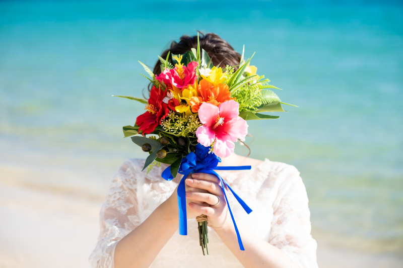 花束をかざして