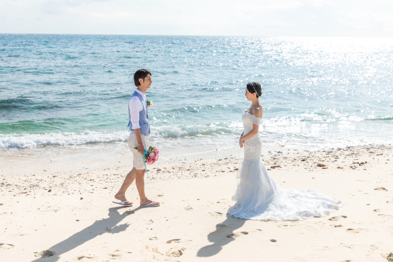 砂浜で歩み寄って