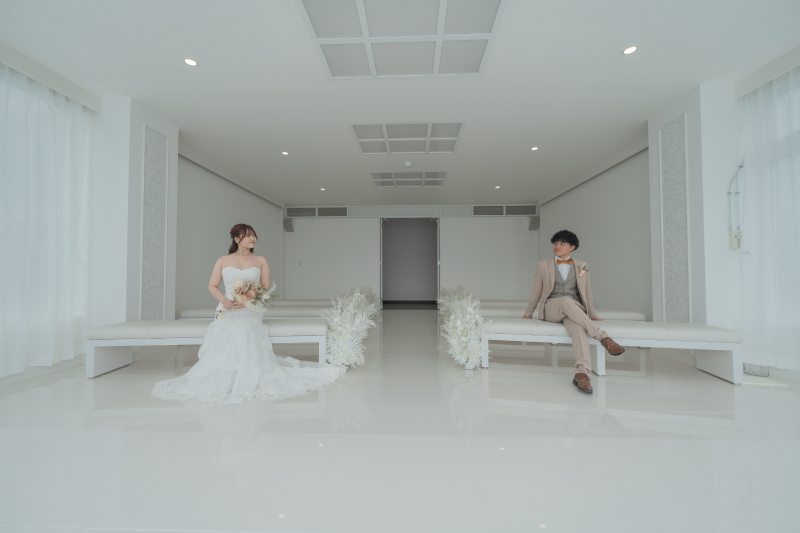 椅子に腰を下ろしながらお互いを見つめ合う