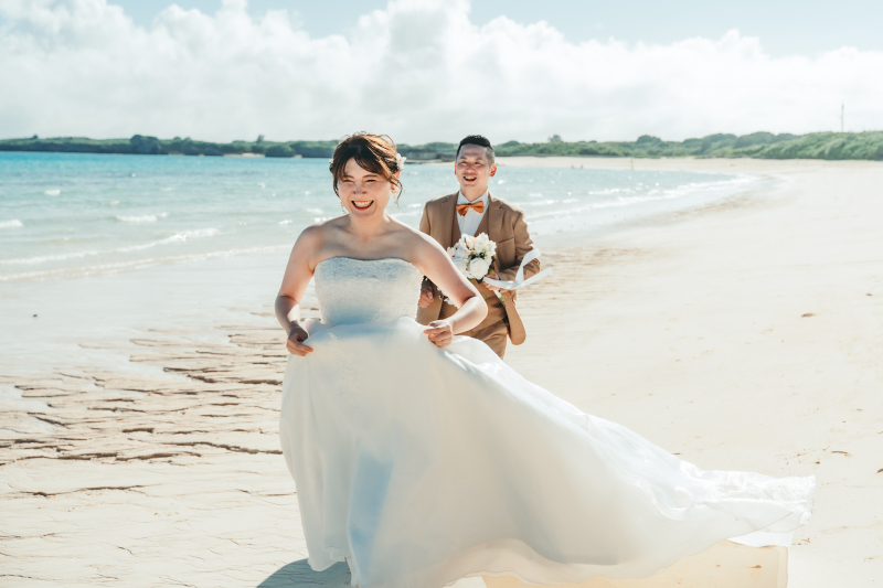 仲良くおふたり 砂浜で追いかけっこの時間