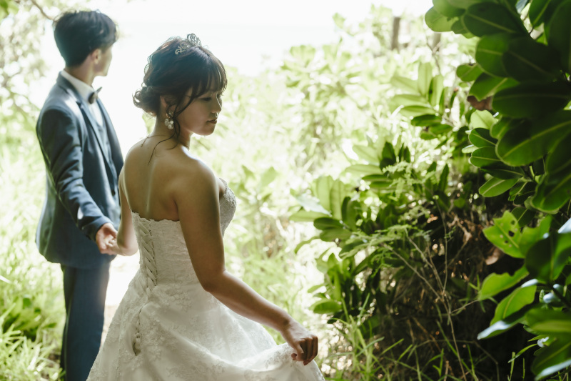 この道を抜けた先に待つビーチを心待ちにして