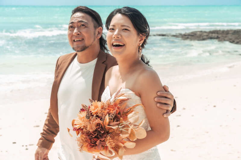 美しいビーチをご覧になっておふたりも思わず笑顔！