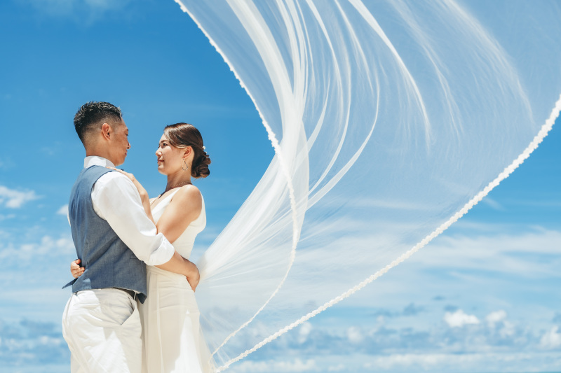 ふんわりと舞い上がるベールが可憐な印象をもつ