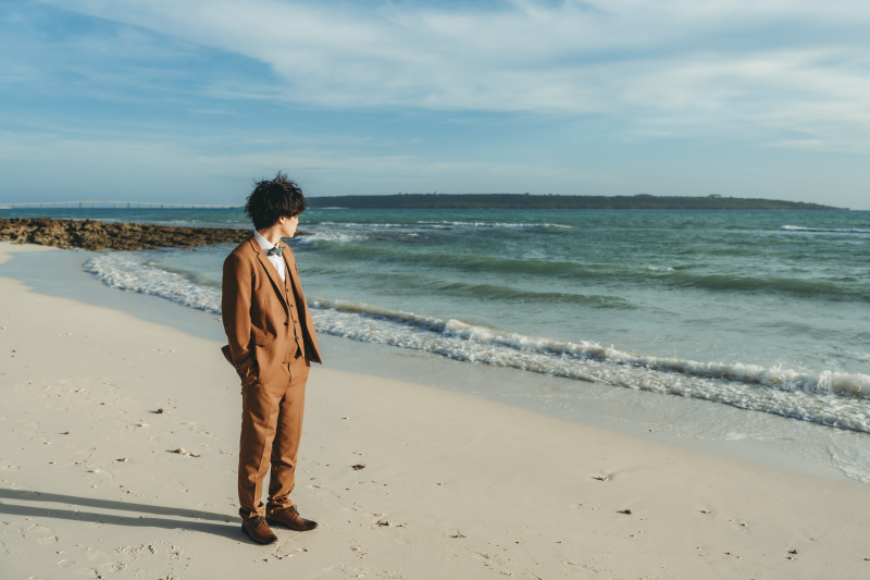 ご新郎様は大人な雰囲気漂うブランタキシード