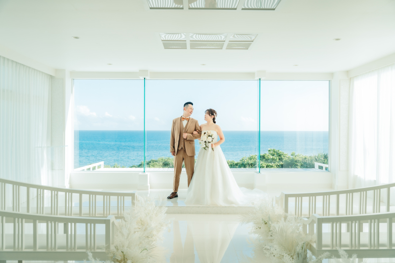 ここは白一色の洗練された空間 見えるのは青い海