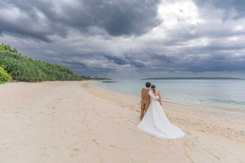 遠くに見える橋を眺めながら 自然体な後ろ姿