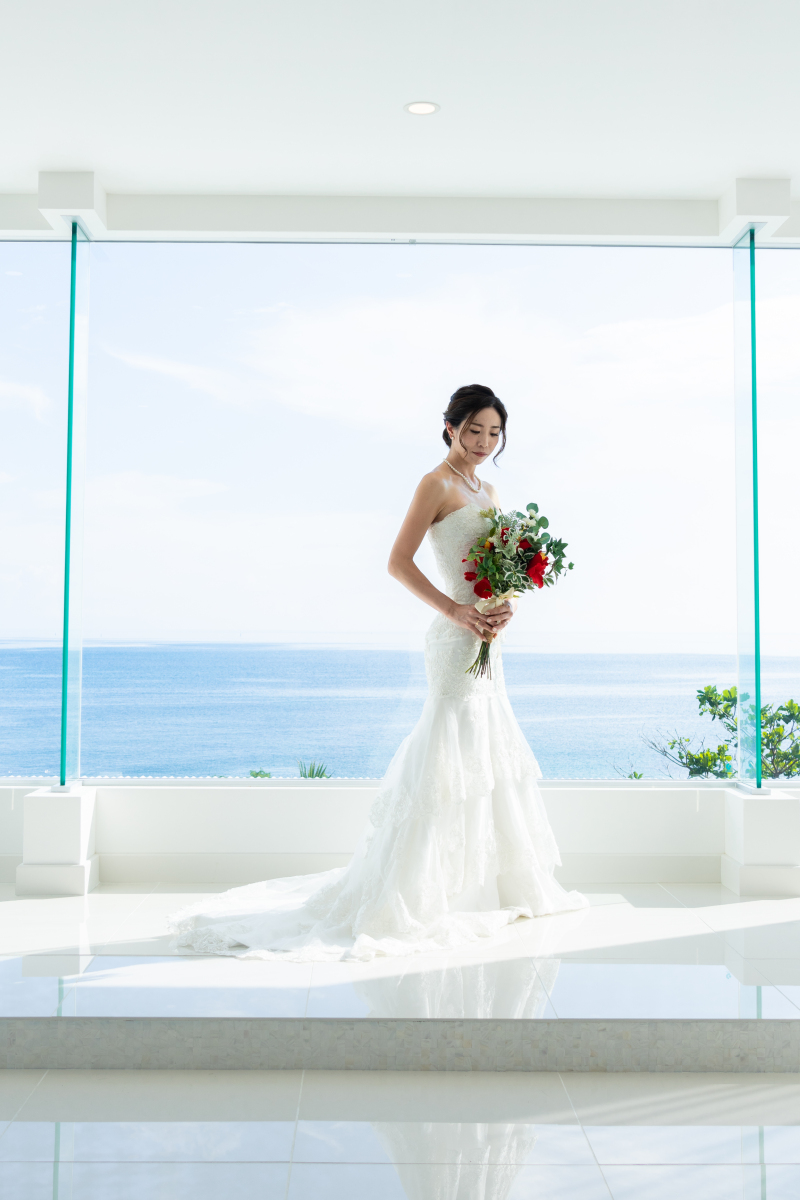 白さ際立つ祭壇で