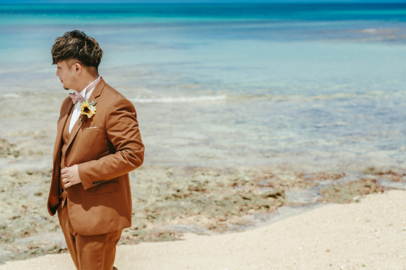 ご新郎様のブラウンタキシードが大人っぽく映える