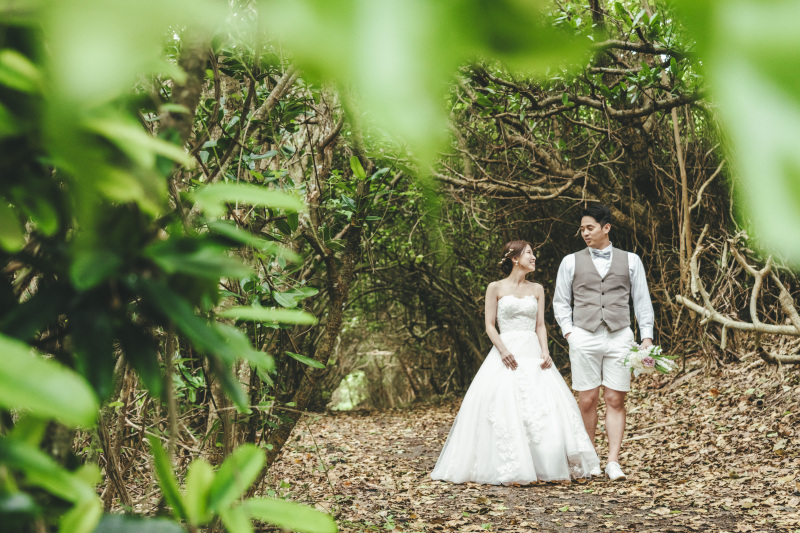 森の小道を仲良くお散歩タイムショット