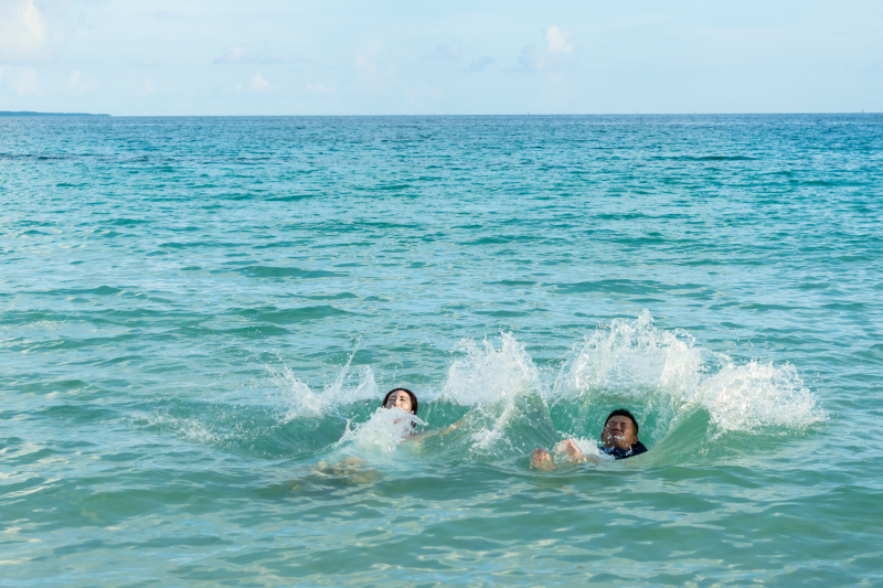 水しぶきをあげて