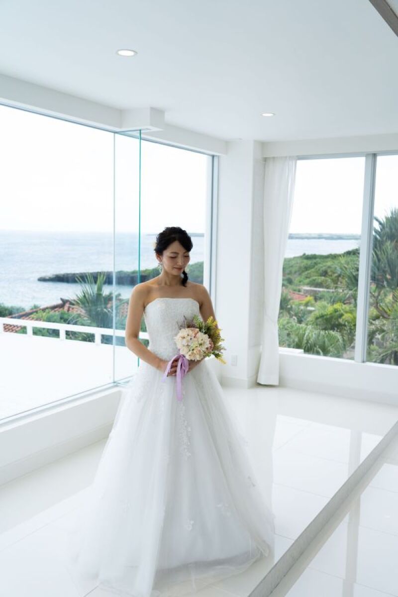 チャペルにて佇む花嫁