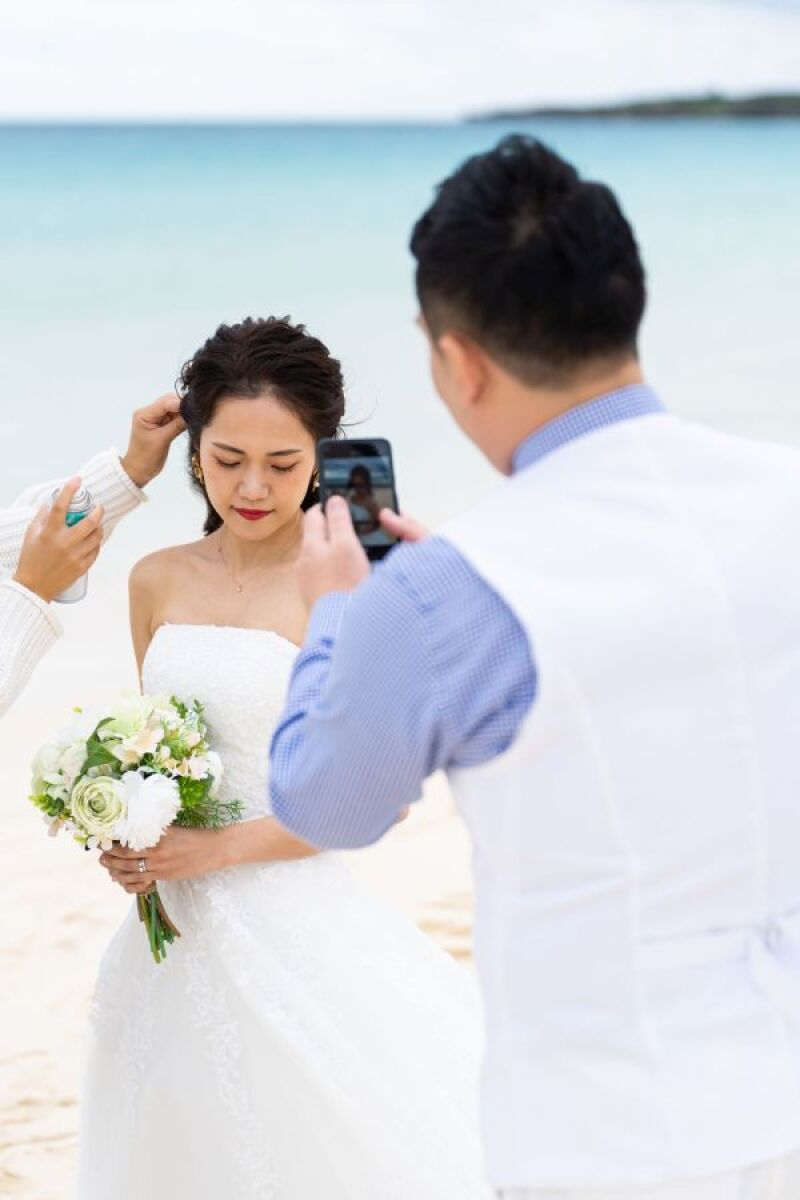 撮影中の花嫁を撮影する様子を