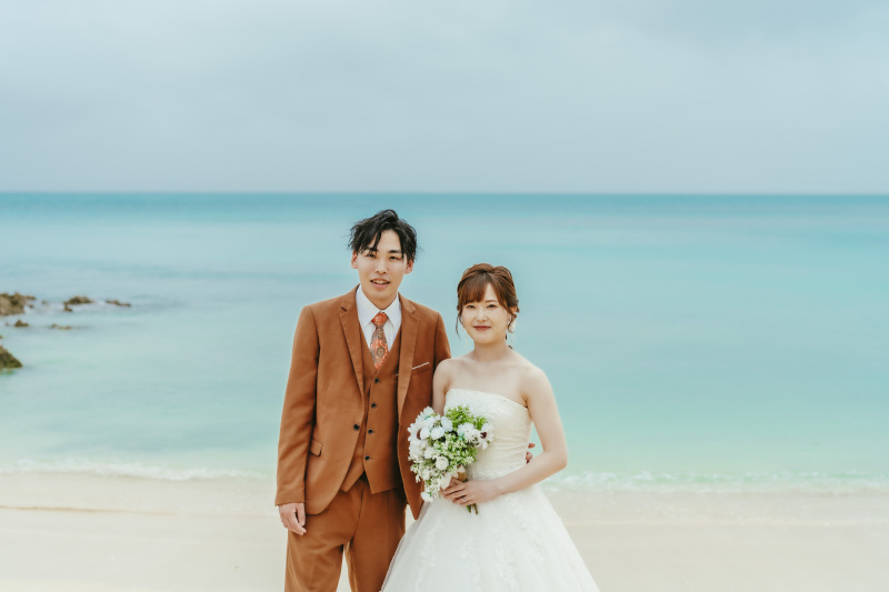 真っ白な浜辺で佇むおふたりの姿