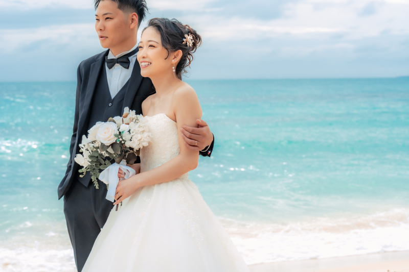 ビーチでおふたり一緒に遠くを眺めながら