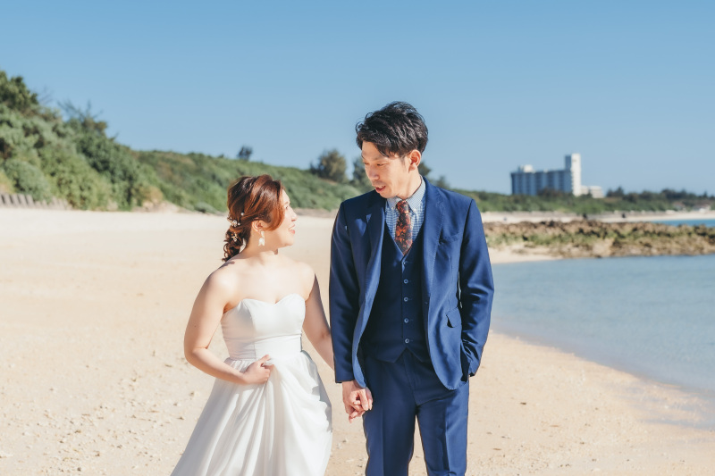 ぎゅっとかたく握られたおふたりの手と手