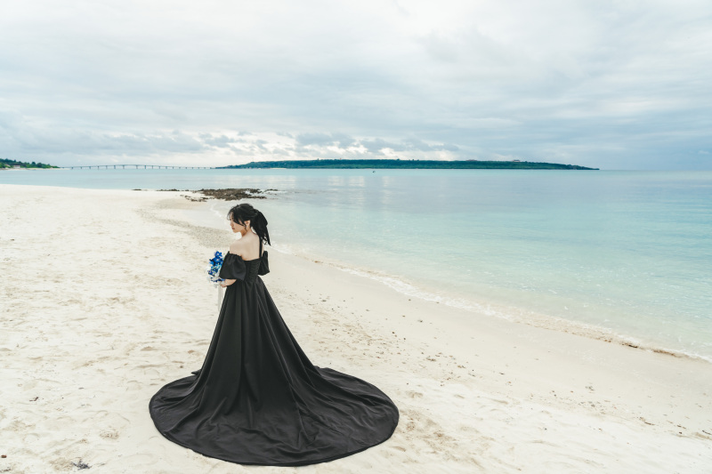 ブラックドレスがビーチで映える