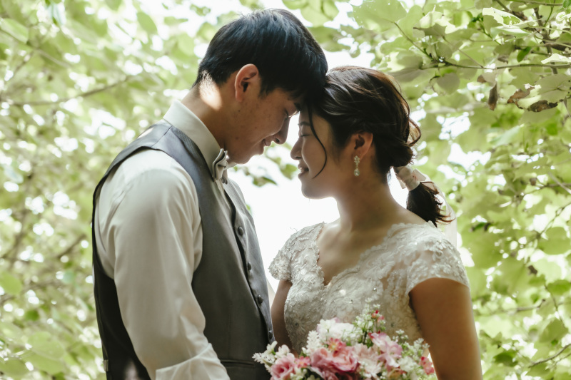 コツンとおでこを寄せ合いながら微笑むおふたり