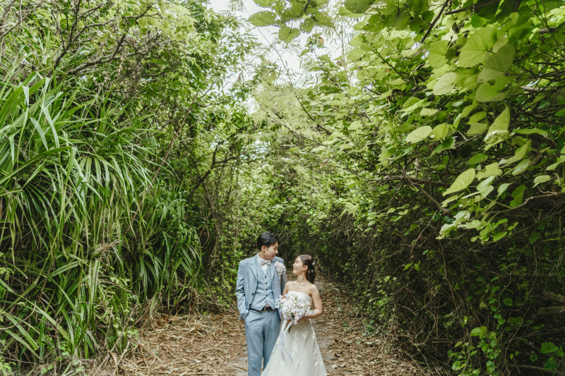 森の中で静かに始まりを迎えたウェディングフォト