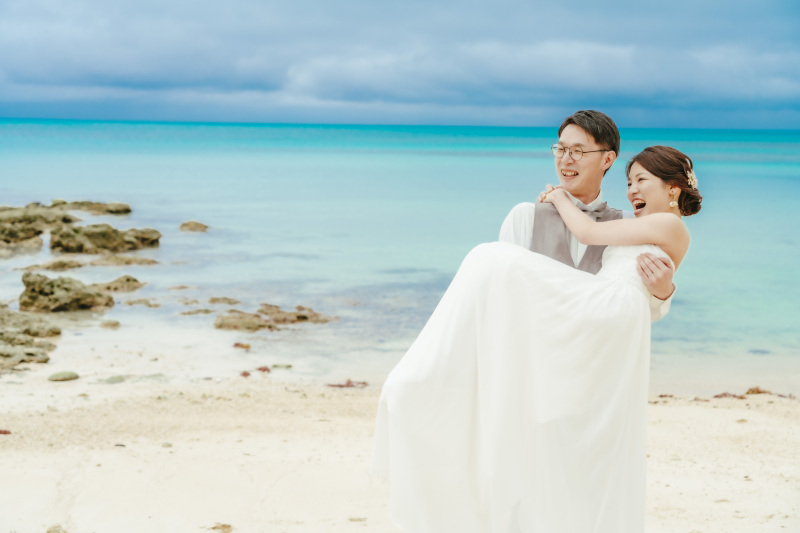 ぎゅっと抱きしめられながら幸せいっぱいの表情