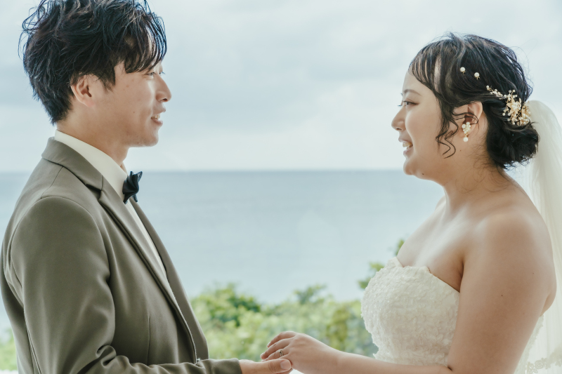 優しくお互いの手を取り合いながら見つめ合う