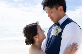 チャペルで誓い　ビーチで存分に楽しむ