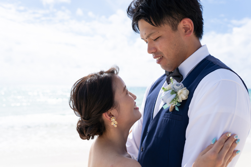 チャペルで誓い　ビーチで存分に楽しむ