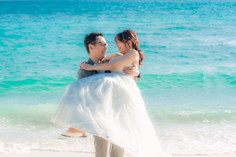 頼もしい手に抱かれながら見せてくれる表情