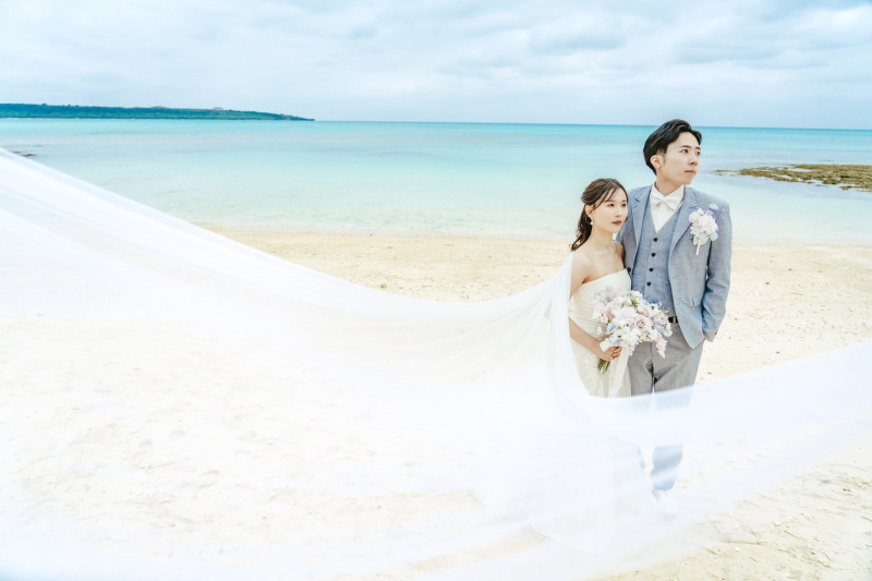 ふんわりと風にのり舞い上がるウェディングベール