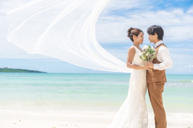 ベールがふわりと舞うダイナミックなショットも