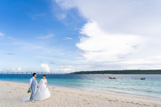 チャペルで気持ちを確かめ　青空から夕暮れへと