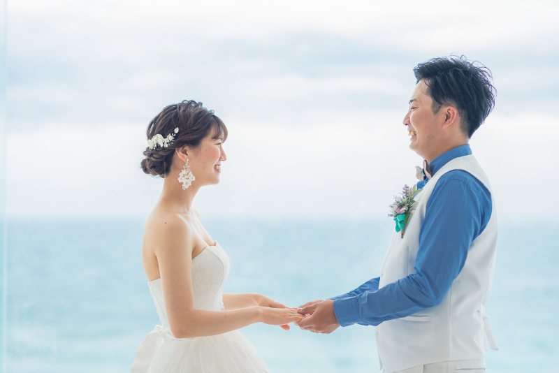 チャペルから見える海の前で....