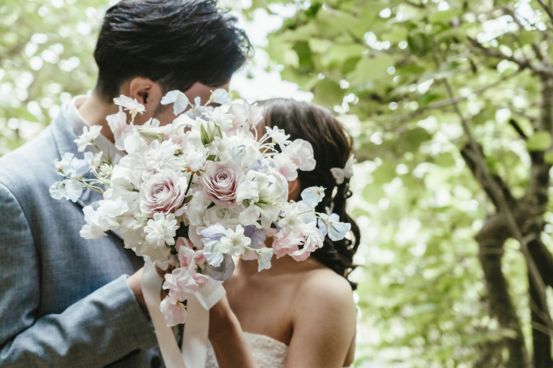 ウェディングブーケでそっと隠されたおふたりのお顔