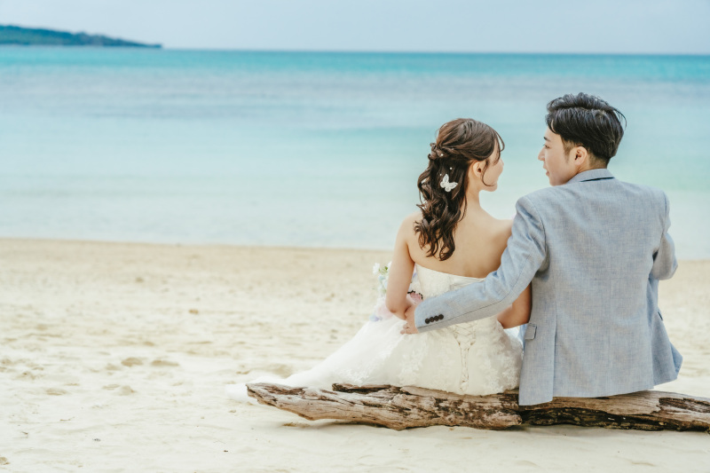 流木の上に腰を下ろしてリラックスタイム