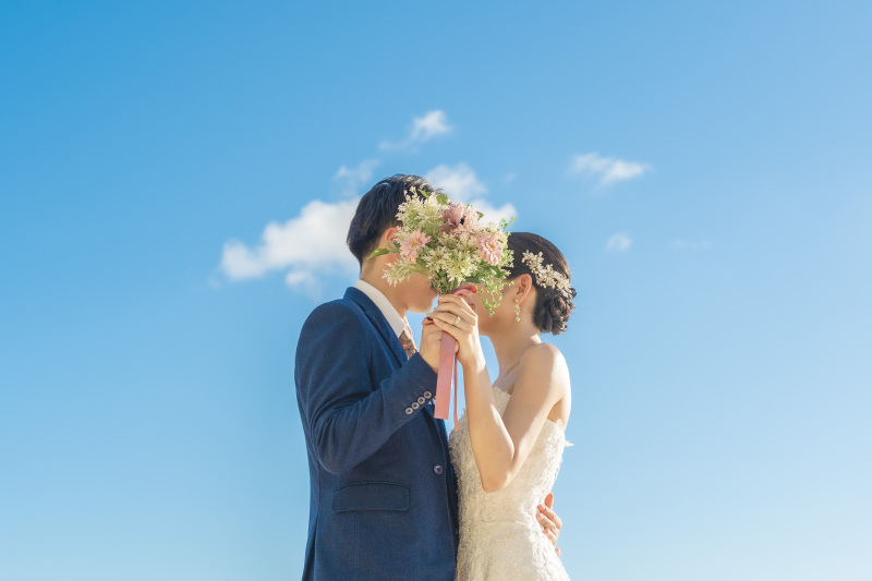 寄り添った距離をブーケで隠して