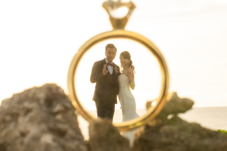 海と自然に美しく映えるおふたり