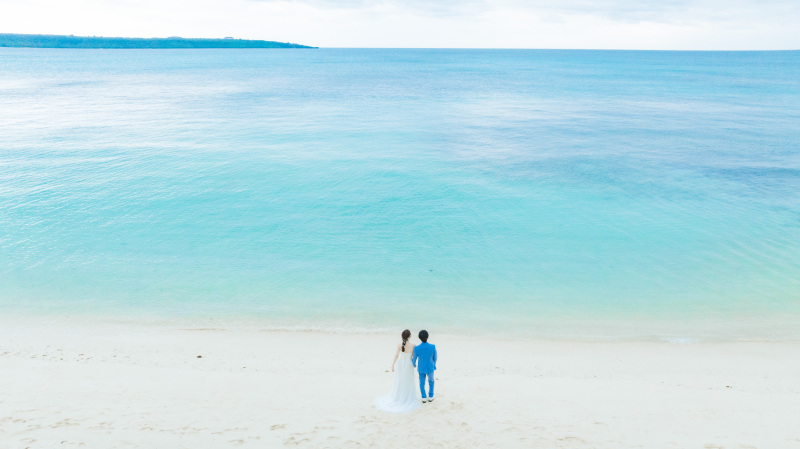 空高くから見える宮古島の壮大な景色とともに