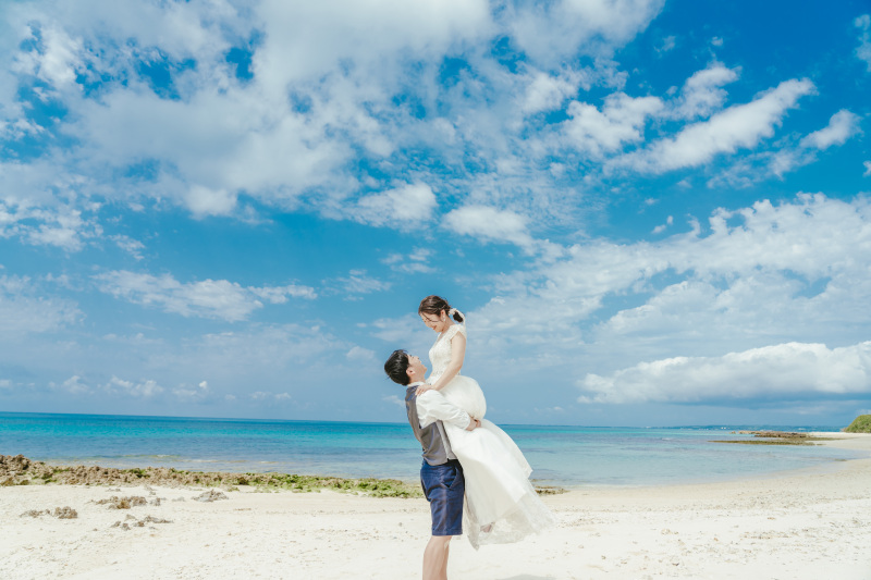 ご新郎様の頼もしい腕で仲良く抱っこショット