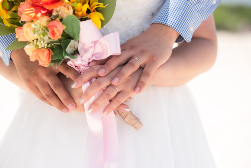 重ねた薬指に光る指輪