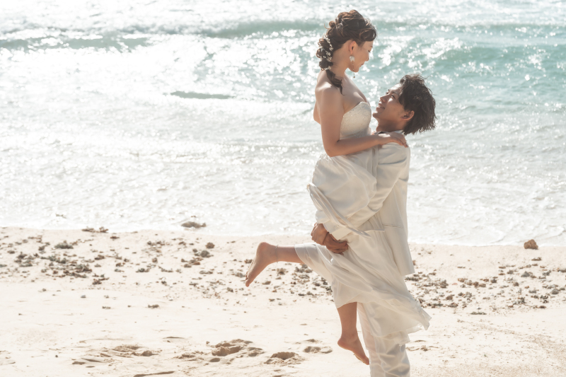 ぎゅっとご新郎様の腕に抱かれながら