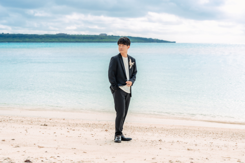 ご新郎様もかっこよくブラックのタキシードで