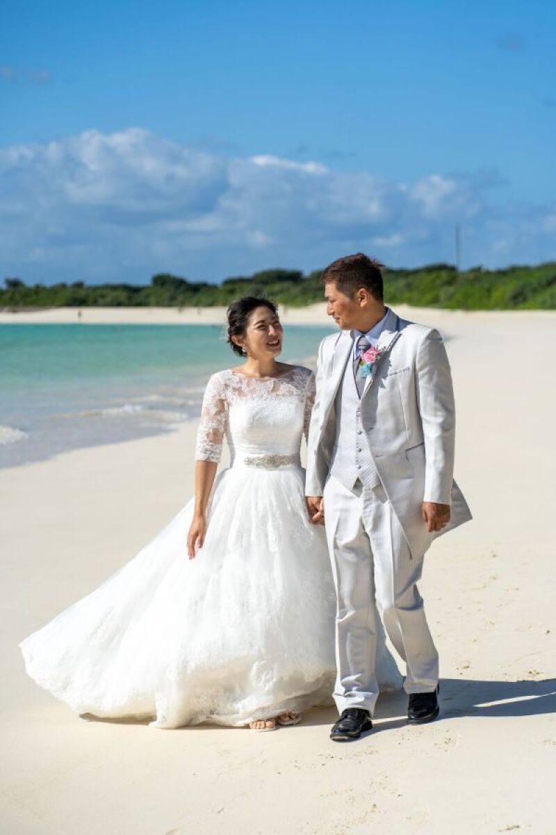 手を繋いでベーチへ