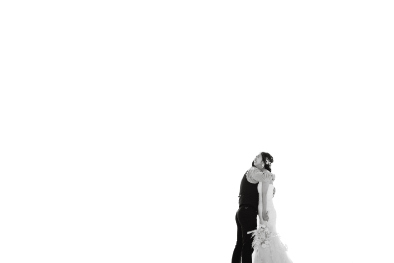 ぎゅっと抱き寄せる