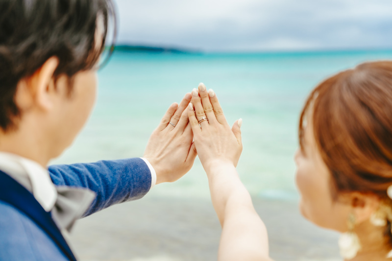 そっと重ねられた左手の薬指には