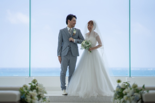 純白のチャペルとブルーの海