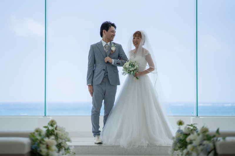 純白のチャペルとブルーの海