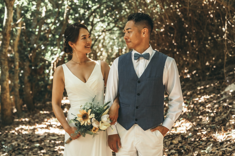 場所はビーチから森の中へと　全く異なる空間