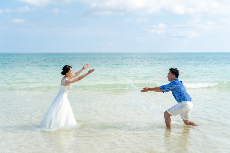 ビーチで水のかけあい