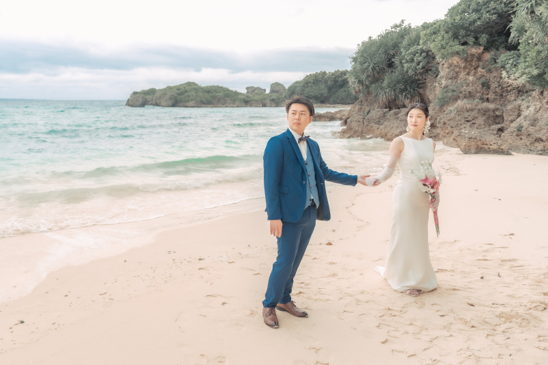 そっと手を取り合いながら ゆっくりと遠くを眺める