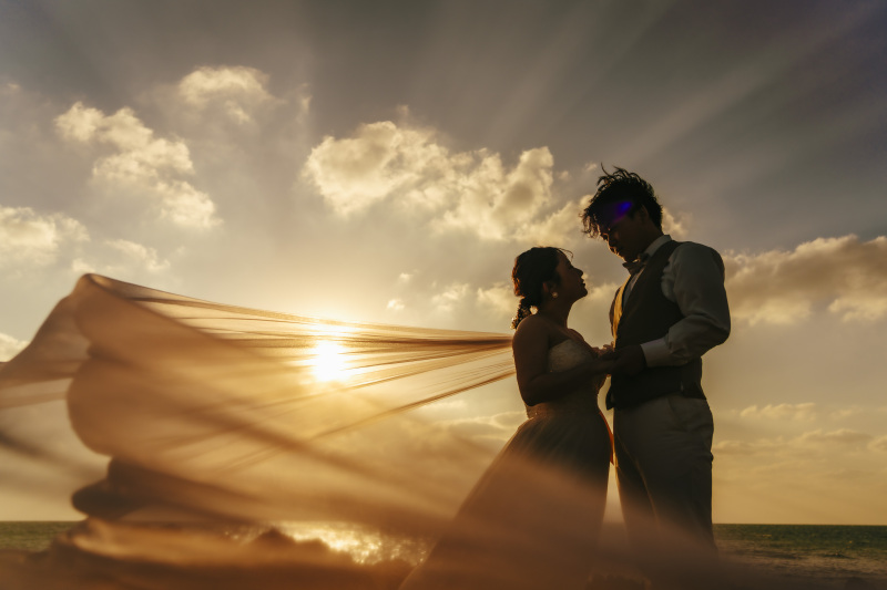 なびくベールの向こうには。。